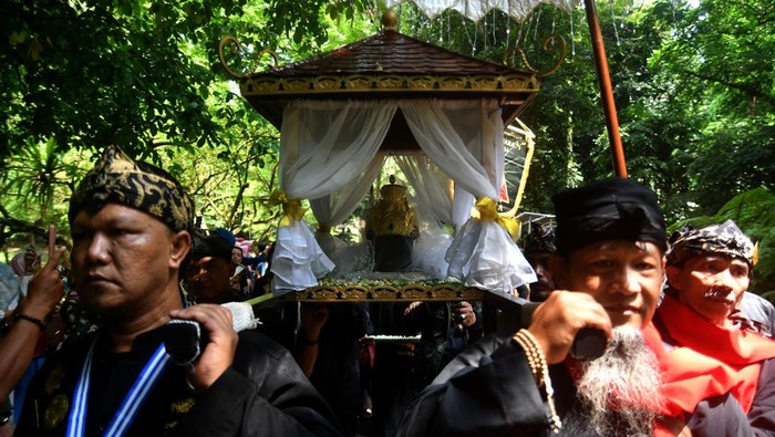 Mengarak Mahkota Emas 8 Kilogram Berusia Ratusan Tahun Sejumlah budayawan Sunda dan peserta mengikuti kirab mahkota Binokasih di Kebun Raya Bogor, Jawa Barat, Sabtu (13/5/2023). Mahkota Binokasih yang telah berusia 800 tahun dan terbuat dari emas seberat 8 kilogram tersebut dikirab oleh budayawan Sunda dari Sumedang, Ciamis dan Bogor sebagai bentuk silaturahmi dan napak tilas perjalanan sejarah kerajaan Sunda. ANTARA FOTO/Arif Firmansyah/aww.
