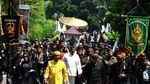Mengarak Mahkota Emas 8 Kilogram Berusia Ratusan Tahun