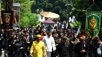 Mahkota Binokasih yang telah berusia 800 tahun dan terbuat dari emas seberat 8 kilogram tersebut dikirab oleh budayawan Sunda dari Sumedang, Ciamis dan Bogor sebagai bentuk silaturahmi dan napak tilas perjalanan sejarah kerajaan Sunda. 