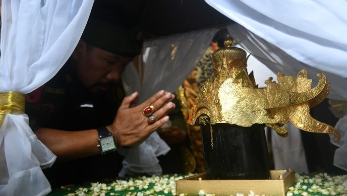 Mengarak Mahkota Emas 8 Kilogram Berusia Ratusan Tahun Sejumlah budayawan Sunda dan peserta mengikuti kirab mahkota Binokasih di Kebun Raya Bogor, Jawa Barat, Sabtu (13/5/2023). Mahkota Binokasih yang telah berusia 800 tahun dan terbuat dari emas seberat 8 kilogram tersebut dikirab oleh budayawan Sunda dari Sumedang, Ciamis dan Bogor sebagai bentuk silaturahmi dan napak tilas perjalanan sejarah kerajaan Sunda. ANTARA FOTO/Arif Firmansyah/aww.
