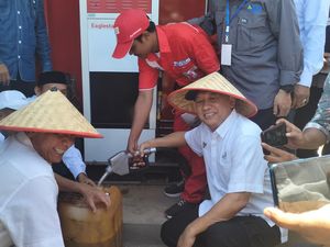 Saat Menteri Teten jadi Operator SPBU Nelayan yang Baru Diresmikan