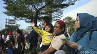 Pawai budaya tersebut disambut dengan begitu antusias oleh warga, termasuk anak-anak. 