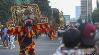 Ada aksi reog yang mencuri perhatian warga saat CFD. Warga pun mengabadikan pawai tersebut dengan ponselnya. 