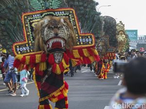 Meriahnya Pawai Budaya di CFD Bekasi