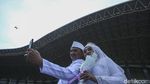 Momen 300 Pasangan Nikah Massal di Stadion Patriot Bekasi