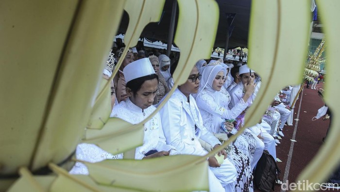 Ratusan pasang berbahagia sebab telah sah menjadi suami istri. Hal tersebut usai terselenggaranya nikah massal di Stadion Patriot Chandrabaga, Kota Bekasi, Minggu (14/5/2023).