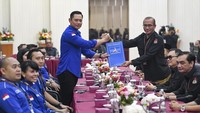 Ketua Komisi Pemilihan Umum (KPU) Hasyim Asyari (kanan) menerima berkas pengajuan bakal calon legislatif (bacaleg) Pemilu 2024 dari Ketua Umum Partai Demokrat Agus Harimurti Yudhoyono (kiri). Partai Demokrat mendaftarkan 580 bacaleg Pemilu 2024 ke KPU. ANTARA FOTO/M Risyal Hidayat 