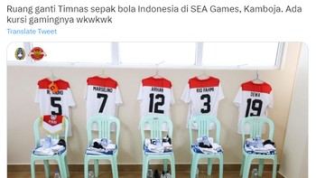 Postingan PSSI yang viral, ruang ganti pemain timnas sepakbola pakai kursi plastik. Foto: (Twitter)