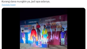Jalan cepat 20 km menang emas, eh seremoni medalinya pakai lampu sorot dari mobil. Foto: (Twitter)