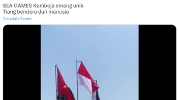 Tiang bendera pakai manusia juga jadi sorotan netizen di Twitter. Foto: (Twitter)