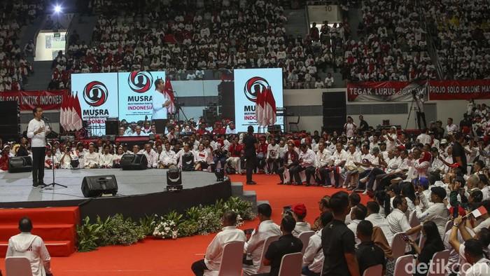 Momen Jokowi Terima Nama Capres-Cawapres Rekomendasi Musra Pendukung Jokowi mengadakan Musyawarah Rakyat di Istora, Jakarta, Minggu (14/5/2023). Presiden Jokowi nampak menghadiri dan menerima nama-nama rekomendasi dari hasil Musra.
