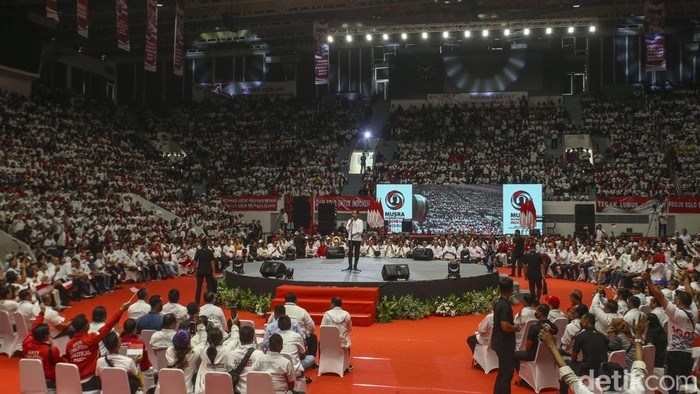 Momen Jokowi Terima Nama Capres-Cawapres Rekomendasi Musra Pendukung Jokowi mengadakan Musyawarah Rakyat di Istora, Jakarta, Minggu (14/5/2023). Presiden Jokowi nampak menghadiri dan menerima nama-nama rekomendasi dari hasil Musra.