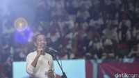 Terdengar para relawan pun meneriaki nama Jokowi ketika tiba di area acara. Jokowi, Jokowi, Jokowi, Jokowi, teriak para relawan di Istora Senayan. 