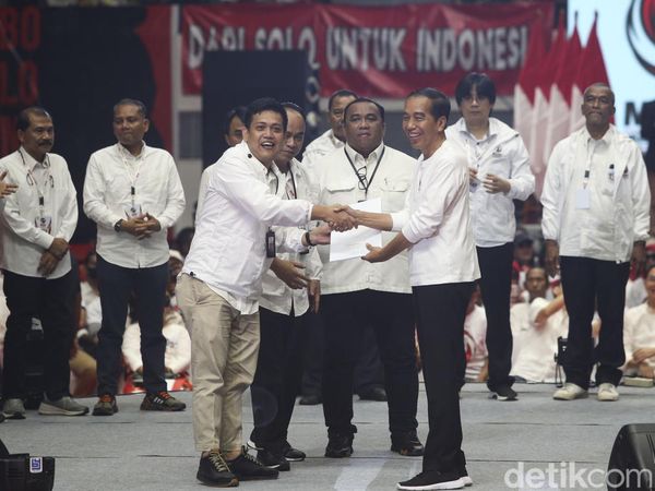 Momen Jokowi Terima Nama Capres-Cawapres Rekomendasi Musra