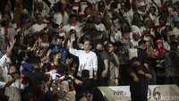 Selain Jokowi, terlihat juga Ketua Wantimpres Wiranto, anggota Wantimpres Sidarto Danusobroto, anggota Wantimpres Putri K Wardhani, Kasetpres Heru Budi Hartono, Wakil Menteri Tenaga Kerja Afriansyah Noor, Wakil Ketua MPR RI Arsul Sani hingga sejumlah Kader PSI. 