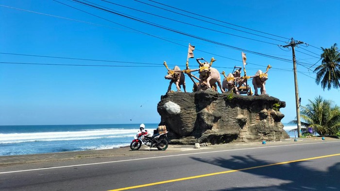 Pantai Yeh Leh digunakan untuk beristirahat sembari menikmati pemandangan laut selatan Bali, Minggu (14/5/2023). (I Putu Adi Budiastrawan/detikBali).