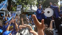 Ketua Umum Partai Demokrat Agus Harimurti Yudhoyono (kedua kanan) memukul drum yel-yel sebelum masuk gedung KPU untuk pengajuan berkas pendaftaran bakal calon legislatif (bacaleg) Pemilu 2024 di Kantor KPU, Jakarta, Minggu (14/5/2023). ANTARA FOTO/Asprilla Dwi Adha 