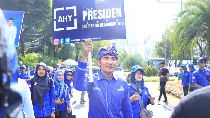 Lalu Daud saat turut mengikuti pendaftaran bacaleg DPR RI Partai Demokrat di KPU RI pada Minggu (14/5/2023)
(Helmy Akbar/detikBali)