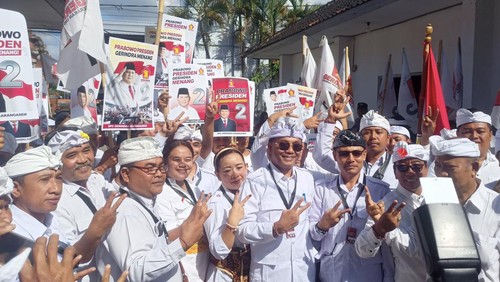 Gerindra Karangasem saat melakukan pendaftaran Bacaleg ke KPU Karangasem Minggu (14/5/2023) (I Wayan Selamat Juniasa/detikbali)