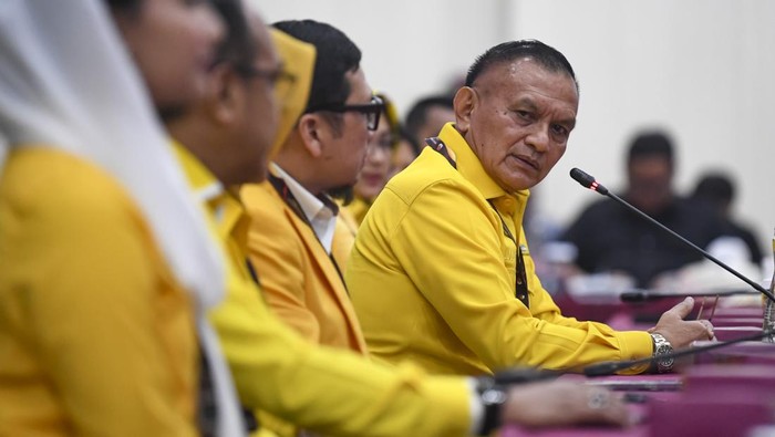 Partai Golkar Daftarkan Bacaleg ke KPU Ketua Komisi Pemilihan Umum (KPU) Hasyim Asy'ari (kanan) menerima berkas pengajuan bakal calon legislatif (bacaleg) Pemilu 2024 dari Sekjen Partai Golkar Lodewijk Freidrich Paulus (kiri) di Kantor KPU, Jakarta, Minggu (14/5/2023). Partai Golkar mendaftarkan 580 bacaleg Pemilu 2024 ke KPU. ANTARA FOTO/M Risyal Hidayat/nym.