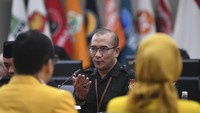 Ketua Komisi Pemilihan Umum (KPU) Hasyim Asyari (tengah) menyampaikan sambutan seusai menerima berkas pengajuan bakal calon legislatif (bacaleg) Pemilu 2024 dari Partai Golkar. 