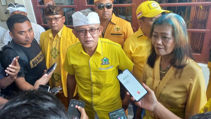 DPD Partai Golkar Buleleng mendaftarkan 45 kadernya sebagai bacaleg di KPU Buleleng, Minggu (14/5/2023). (Made Wijaya Kusuma/detikBali)