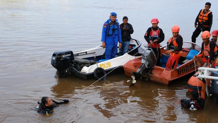 Sejumlah petugas BNPB, Basarnas dan warga melakukan pencarian plt Ketua DPC Partai Golkar Kabupaten Kubu Raya M Iqbal Zafarullah yang diduga melakukan bunuh diri di Sungai Kapuas, Desa Kuala Dua, Kecamatan Sungai Raya, Kabupaten Kubu Raya, Kalimantan Barat, Minggu (14/5/2023). Hingga saat ini Basarnas, BNPB serta kepolisian setempat masih melakukan pencarian terhadap M Iqbal Zafarullah yang melompat ke sungai usai melakukan pendaftaran bakal calon legislatif di KPU setempat. ANTARA FOTO/Jessica Helena Wuysang/nym.