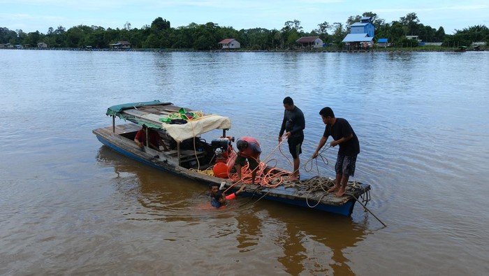 Sejumlah petugas BNPB, Basarnas dan warga melakukan pencarian plt Ketua DPC Partai Golkar Kabupaten Kubu Raya M Iqbal Zafarullah yang diduga melakukan bunuh diri di Sungai Kapuas, Desa Kuala Dua, Kecamatan Sungai Raya, Kabupaten Kubu Raya, Kalimantan Barat, Minggu (14/5/2023). Hingga saat ini Basarnas, BNPB serta kepolisian setempat masih melakukan pencarian terhadap M Iqbal Zafarullah yang melompat ke sungai usai melakukan pendaftaran bakal calon legislatif di KPU setempat. ANTARA FOTO/Jessica Helena Wuysang/nym.