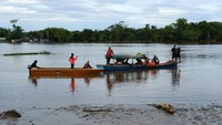 Sejumlah petugas BNPB, Basarnas dan warga melakukan pencarian plt Ketua DPC Partai Golkar Kabupaten Kubu Raya M Iqbal Zafarullah yang diduga melakukan bunuh diri di Sungai Kapuas, Desa Kuala Dua, Kecamatan Sungai Raya, Kabupaten Kubu Raya, Kalimantan Barat, Minggu (14/5/2023). 