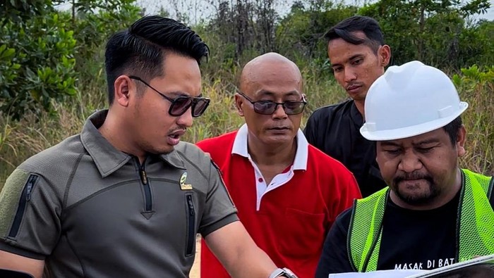 Kepala BP Bintan mengecek rencana pembangunan jalan di ekowisata mangrove Bintan
