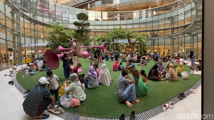 Pengunjung bersantai di taman terbuka di Delipark Mall Medan. (Kartika Sari/detikSumut)