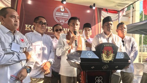 Pengurus DPD Partai Gerindra NTB saat sesi konferensi pers seusai pendaftaran bacaleg di KPU NTB, Sabtu (13/5/2023). (Foto: Helmy Akbar/detikBali)