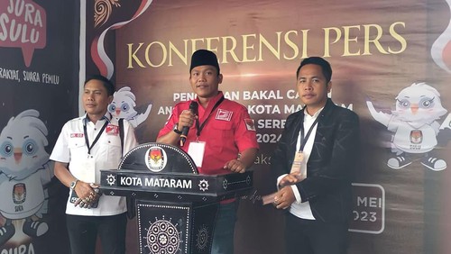 Pengurus DPD PSI Kota Mataram saat mendaftarkan bacaleg ke KPU Kota Mataram pada Minggu (14/5/2023). (Foto: Helmy Akbar/detikBali)