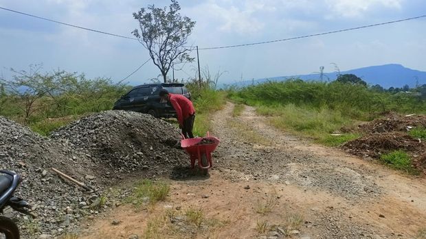 Perbaikan Jalan Sentul. (վ/Sandi)