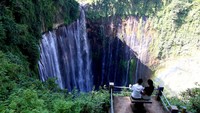 Air terjun setinggi 120 meter menyerupai tirai yang berhulu di Gunung Semeru itu merupakan salah satu wisata alam yang sering dikunjungi wisatawan.  