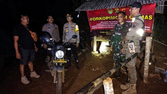 Petugas gabungan melakukan penutupan kawasan tambang ilegal yang memakan korban