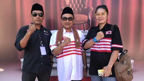 Pengurus Partai Kebangkitan Nusantara (PKN) Nusa Tenggara Barat saat mendaftarkan bacaleg ke KPU NTB pada Minggu (14/5/2023).