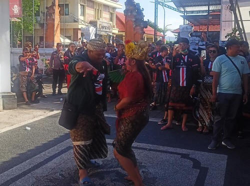 PKN Karangasem saat melakukan pendaftaran Bacaleg ke KPU Karangasem Minggu (14/5/2023) (I Wayan Selamat Juniasa/detikBali)