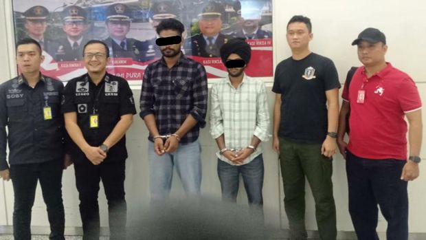 Polisi menangkap dua WNA India di Bandara I Gusti Ngurah Rai Bali. Keduanya diduga terlibat dalam pembunuhan di Tukad Bilok, Sanur Kauh.