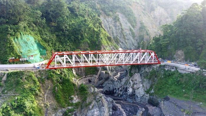 Potret Jembatan Gladak Perak Semeru yang Sudah Bisa Dilintasi Foto udara kondisi jembatan Geladak Perak, Lumajang, Jawa Timur, Sabtu (13/5/2023). Jembatan penghubung Kabupaten Lumajang-Malang yang sempat terputus akibat terjangan material vulkanik Gunung Semeru beberapa waktu lalu itu, kini sudah dapat dilintasi kendaraan. ANTARA FOTO/Budi Candra Setya/aww.