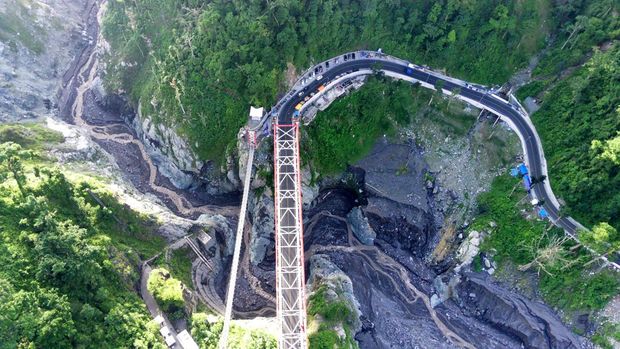 Potret Jembatan Gladak Perak Semeru yang Sudah Bisa Dilintasi Foto udara kondisi jembatan Geladak Perak, Lumajang, Jawa Timur, Sabtu (13/5/2023). Jembatan penghubung Kabupaten Lumajang-Malang yang sempat terputus akibat terjangan material vulkanik Gunung Semeru beberapa waktu lalu itu, kini sudah dapat dilintasi kendaraan. ANTARA FOTO/Budi Candra Setya/aww.