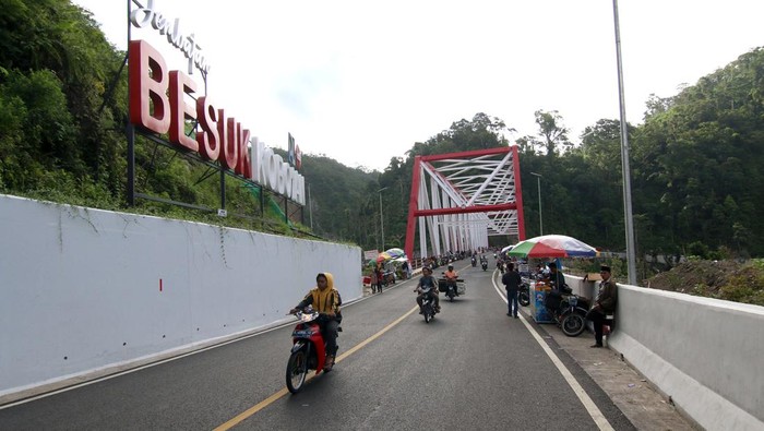 Potret Jembatan Gladak Perak Semeru yang Sudah Bisa Dilintasi Foto udara kondisi jembatan Geladak Perak, Lumajang, Jawa Timur, Sabtu (13/5/2023). Jembatan penghubung Kabupaten Lumajang-Malang yang sempat terputus akibat terjangan material vulkanik Gunung Semeru beberapa waktu lalu itu, kini sudah dapat dilintasi kendaraan. ANTARA FOTO/Budi Candra Setya/aww.