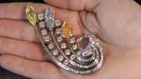 Bros Comet karya Bulgari. Hasil lelang akan disumbangkan ke Yayasan Heidi Horten, yang mendukung tujuan amal termasuk di bidang perawatan kesehatan dan perlindungan anak.