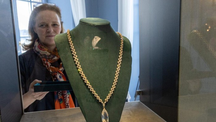The 90 carat Briolette of India Diamond Necklace by Harry Winston, is seen during a preview of the 700-piece jewellery collection of the late Austrian billionaire Heidi Horten at Christie's before the auction sale in Geneva, Switzerland, May 8, 2023.  REUTERS/Denis Balibouse