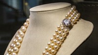 Kalung Mutiara Alami Tiga Untai oleh Harry Winston. Koleksi terbesar dan paling berharga di dunia dari jenisnya ini dapat terjual hingga USD 150 juta atau sekitar Rp 2,2 triliun.