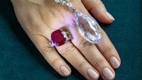 Batu Ruby Sunrise dan cincin Berlian 25 karat oleh Cartier dan Briolette of India Diamond Necklace 90 karat oleh Harry Winston. Koleksi Horten akan melampaui rekor penjualan di Christies untuk koleksi Elizabeth Taylor pada 2011 dan lelang Maharajas & Mughal Magnificence pada 2019, satu-satunya dua koleksi perhiasan yang mengumpulkan lebih USD 100 juta.