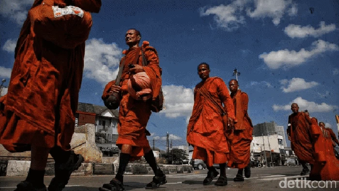 Puluhan Bhante melakukan Thudong berjalan kaki dari Thailand ke Chandi Borobudur
