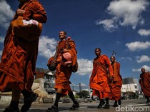 Mengenal Thudong, Ritual Berjalan Kaki Para Bhikkhu Jelang Waisak