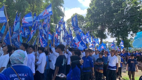 Sekitar 3.000-4.000an kader dan simpatisan Partai Demokrat NTB mengiringi pendaftaran bacaleg ke KPU.