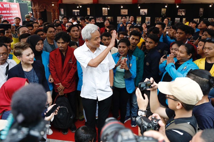 Dukungan itu disampaikan langsung para mahasiswa ke Ganjar saat menghadiri pameran foto dan memorabilia 25 tahun reformasi yang diadakan Persatuan Nasional Aktivis 98 (Pena 98) di Graha Pena 98, Menteng, Jakarta Pusat, Sabtu (13/5).